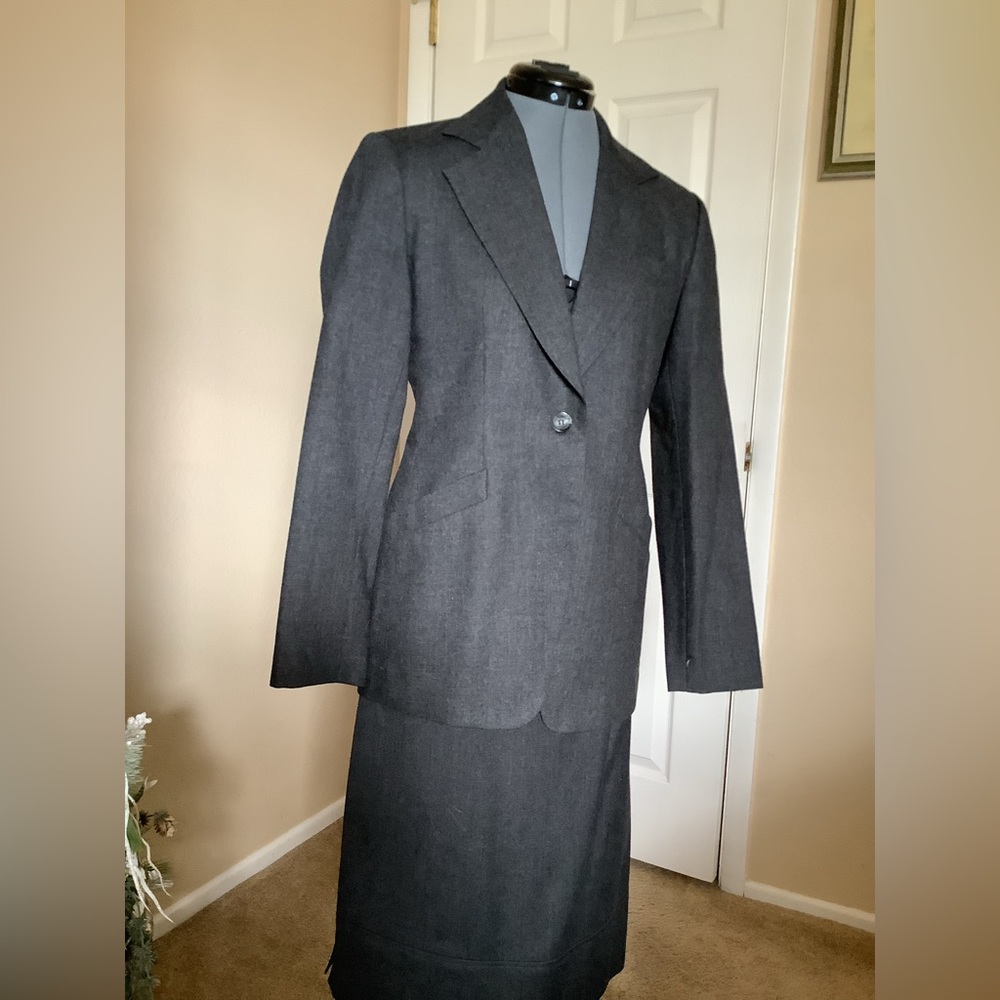 Harve Bernard by Bernard Boltzmann wool suit. Size Talla 4